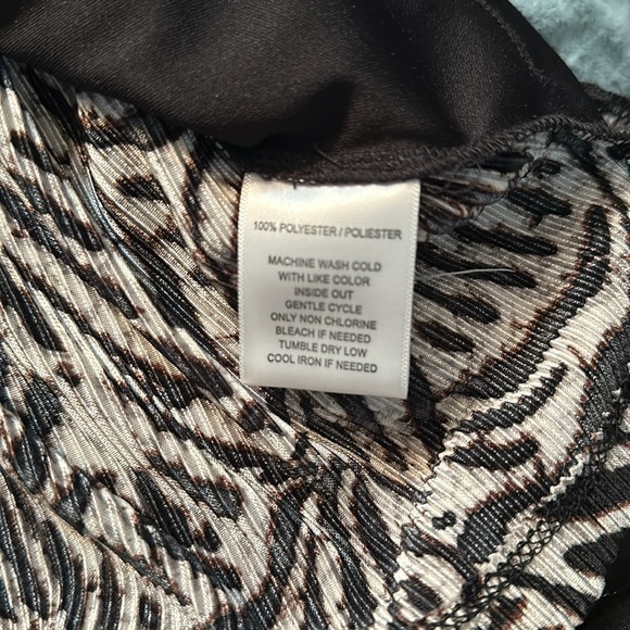 Sag Harbor X-large black white and brown animal print open front top with tank - Picture 5 of 5